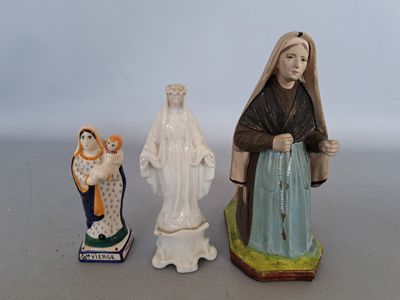 trois figurines représentant une femme, un homme et un chien