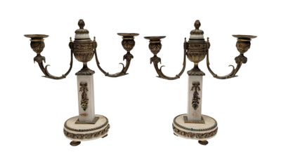 paire de candélabres anciens en laiton et marbre sur socles