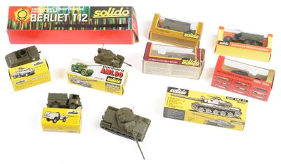 une grande quantité de véhicules militaires miniatures dans une boîte