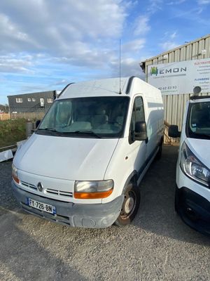 deux camionnettes garées l'une à côté de l'autre dans un parking