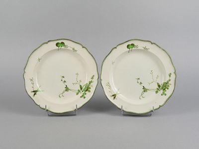 une paire d'assiettes vertes et blanches ornées de fleurs et de feuilles
