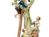 une figurine représentant un garçon et une fille en train de grimper à un arbre