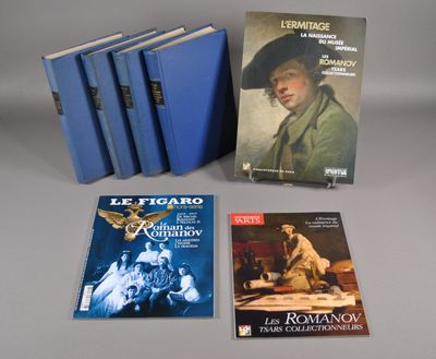 trois livres sont posés sur une table les uns à côté des autres