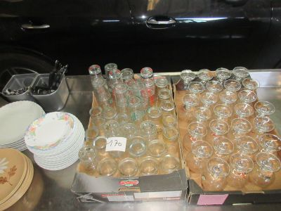 de nombreux verres vides posés sur une table dans une cuisine