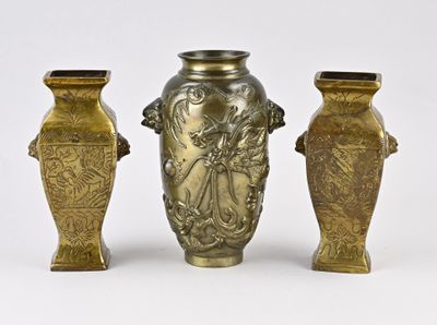 trois vases posés l'un à côté de l'autre sur une surface blanche