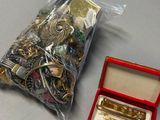 un sac contenant des bijoux en or et en argent posé sur une table