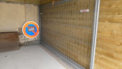 une photo d'une pièce avec une clôture et un panneau accroché au mur