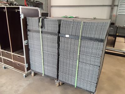 une grande pile de cartons entreposés dans un entrepôt
