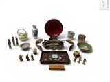 beaucoup de petits objets posés sur la table