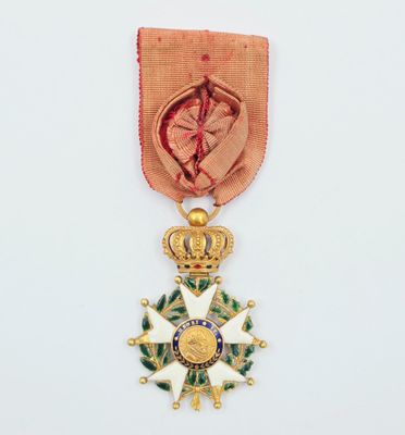 une image représentant une médaille ornée d'une couronne et d'un ruban