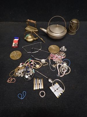 un grand nombre d'objets posés sur une table