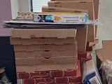 une pile de boîtes à pizza empilées les unes sur les autres