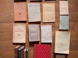 de nombreux vieux livres posés les uns à côté des autres sur le sol