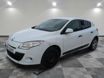 la photo d'une voiture blanche garée dans un garage