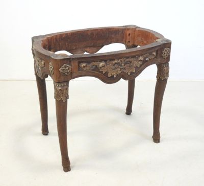 une petite table en bois sur laquelle se trouve un bol en bois