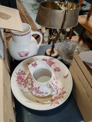 une table sur laquelle se trouvent une théière, une tasse et une soucoupe