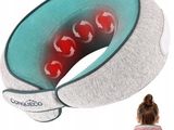 une femme portant un coussin cervical sur lequel est inscrit « coccco »