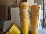 trois vases jaunes posés par terre dans un garage