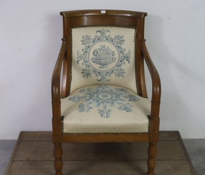une chaise ornée d'un motif bleu et blanc
