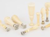 de nombreux objets sculptés de toutes sortes sur un fond blanc