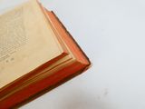un livre ouvert posé sur une table, avec un stylo à l'intérieur