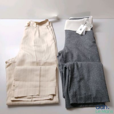 deux paires de pantalons posées l'une à côté de l'autre sur une table