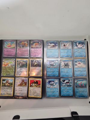 plusieurs types de cartes pokemon sur la table
