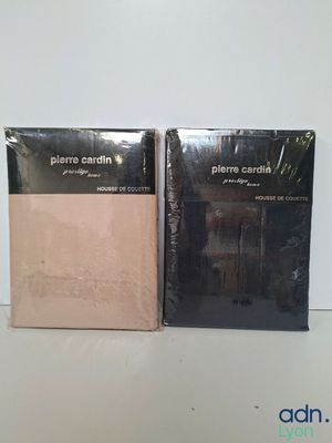 deux boîtes de parfum posées l'une à côté de l'autre sur une table