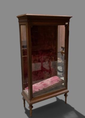 une vitrine en verre contenant un lit à l'intérieur
