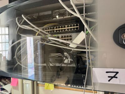 une vitrine contenant tout un tas de fils