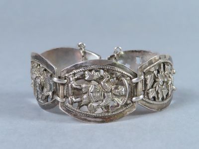 une image représentant un bracelet en argent orné d'un cheval et de son cavalier