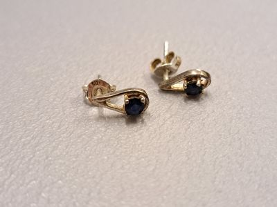 Paire de clous d'oreilles en argent 925 millièmes, sertie de…