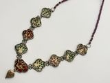 gros plan d'un collier sur une surface blanche