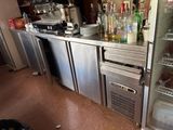 de nombreuses bouteilles d'alcool posées sur le plan de travail de la cuisine