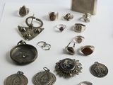 beaucoup de bijoux en argent sur une surface blanche