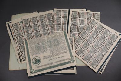 Plusieurs vieux timbres sont empilés les uns sur les autres sur une table