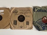trois CD posés les uns à côté des autres sur une table