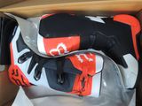 deux paires de chaussures qui se trouvent dans une boîte