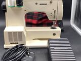 une machine à coudre posée sur une table