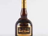 un gros plan d'une bouteille de Grand Marnier sur fond blanc