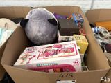 une boîte en carton contenant une peluche