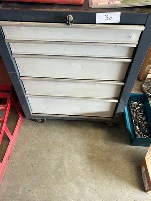 de nombreux outils sur un établi dans un garage