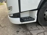un gros plan d'un camion blanc avec un pneu crevé