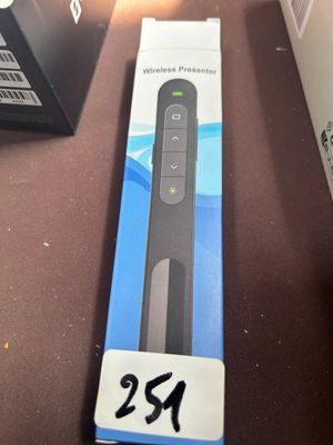 une boîte contenant une télécommande, posée sur une table