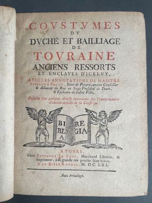 un vieux livre sur lequel figure l'image de deux anges