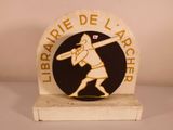 plaque of a baseball player holding a bat with the words library de l ' arche on it