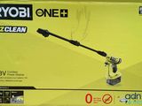 La boîte du Ryob One Ezclean est posée sur la table.