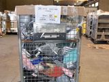 un chariot métallique contenant de nombreux articles dans un entrepôt