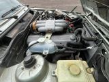 un moteur de voiture, capot ouvert et capot fermé