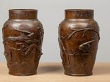 deux vases marron posés l'un à côté de l'autre sur une table